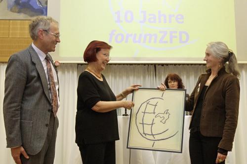 Die ehemalige Entwicklungsministerin Heidemarie Wieczorek-Zeul gratuliert der Friedensfachkraft Anna Crummenerl zum Jubil&auml;um