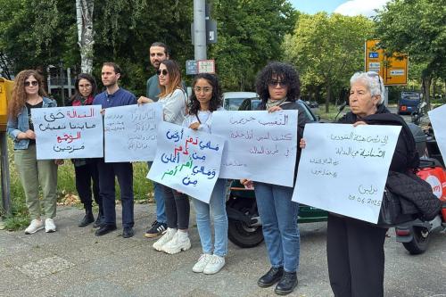 Menschen halten eine Mahnwache f&uuml;r die Vermissten in Syrien.