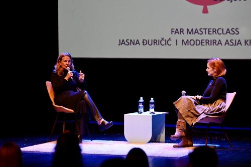 Zwei K&uuml;nstlerinnen f&uuml;hren eine Podiumsdiskussion.
