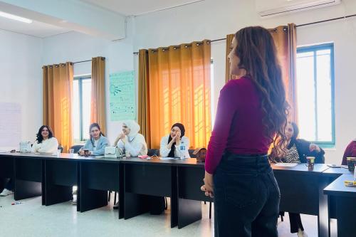 Ma'ather spricht vor den anderen Teilnehmenden w&auml;hrend eines PCPD-Workshops.