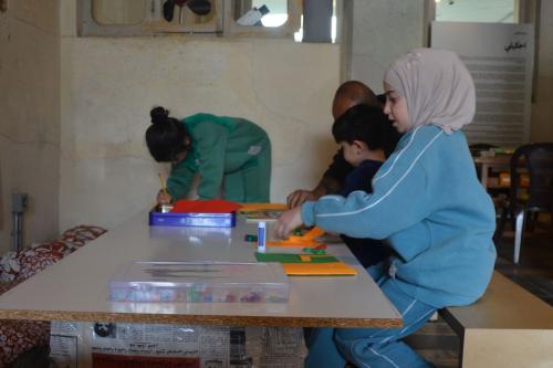 Kinder in einer Bastelecke in Beirut