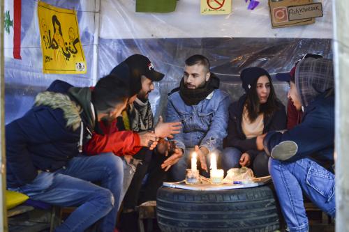 Der Aktivist Youssef Youssef h&ouml;rt den Protestierenden aufmerksam zu