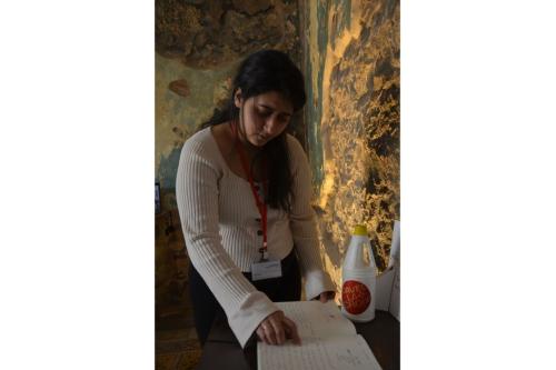Nour Nasr neben einer Flasche des Putzmittels Javel