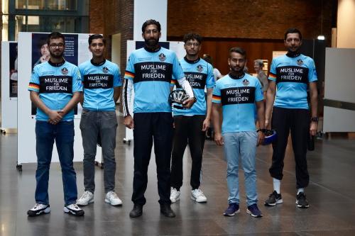 Mahmood Malhi (3. von links) mit dem Peace Cycling Club der Ahmadiyya Gemeinde K&ouml;ln.