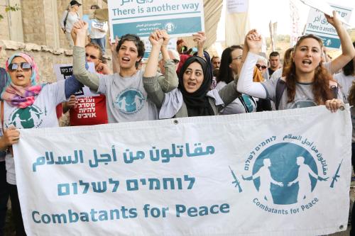 Mitglieder der Combatants for Peace protestieren gemeinsam f&uuml;r einen gerechten Frieden in Nahost