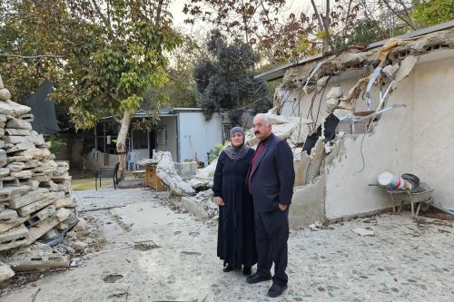 Fakhri und Amina Abudiab vor ihrem zerst&ouml;rten Haus