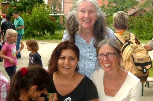Antonie Armbruster-Petersen (rechts im Bild) beim Sommergrillfest in Ludwigslust 2016