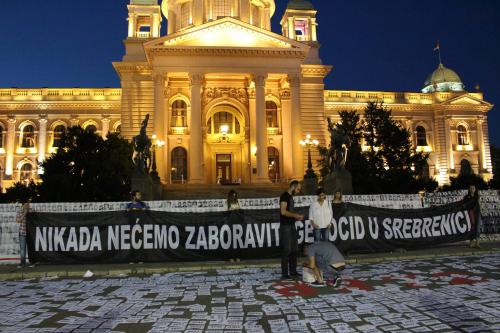 Aktivisten vor einem Regierungsgeb&auml;ude in Belgrade, vor