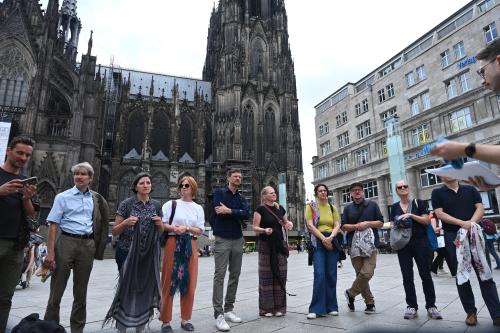 Menschen versammeln sich am Jahrestag des Genozids vor dem K&ouml;lner Dom, um gemeinsam den Betroffenen zu Gedenken.