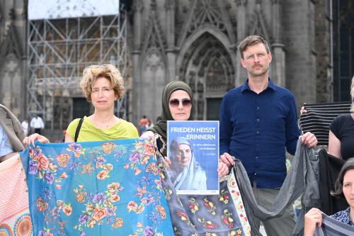 Neben den Kopt&uuml;cher wurden auch Schilder mit der Aufschrift: "Frieden hei&szlig;t erinnern" pr&auml;sentiert.
