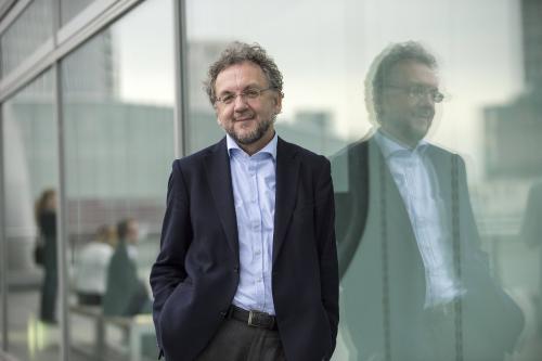 Heribert Prantl steht vor einer Glaswand.