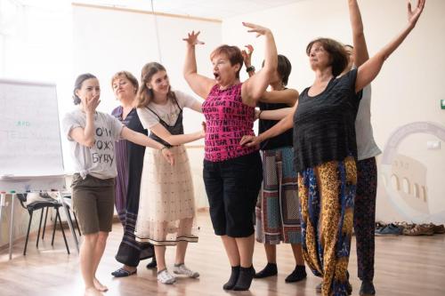 Teilnehmer*innen eines Improvisationstheaters in Odessa
