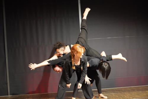 Bei der Ausstellungser&ouml;ffnung trat die Playback-Theatergruppe linii auf.