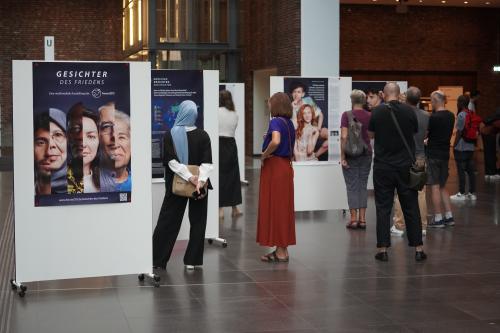 Auf gro&szlig;fl&auml;chigen Plakaten werden in der Ausstellung zehn Menschen vorgestellt, die sich f&uuml;r Frieden einsetzen.