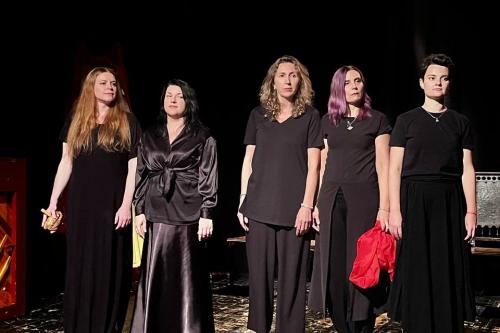 Eine Playbacktheatergruppe auf der B&uuml;hne