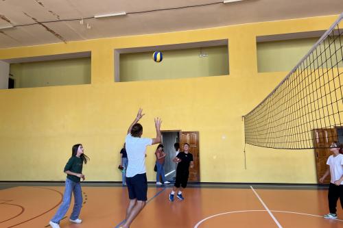 Sch&uuml;ler*innen in der Sporthalle.