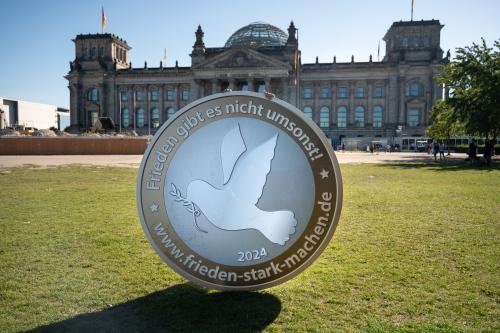 Kampagne von Pro Peace vor dem Reichstagsgeb&auml;ude