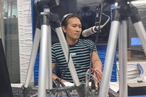 Derek Sanico w&auml;hrend der Radiosendung "Bangsamoro Ngayon" mit KuMuNet und dem forumZFD