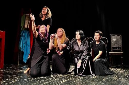 Eine Playbacktheatergruppe auf der B&uuml;hne