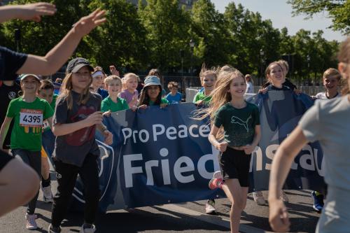 Kinder nehmen an einem Friedenslauf von Pro Peace teil.