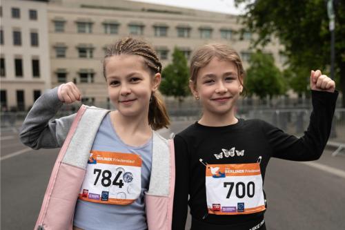 Zwei Kinder beim Friedenslauf in Berlin 2024