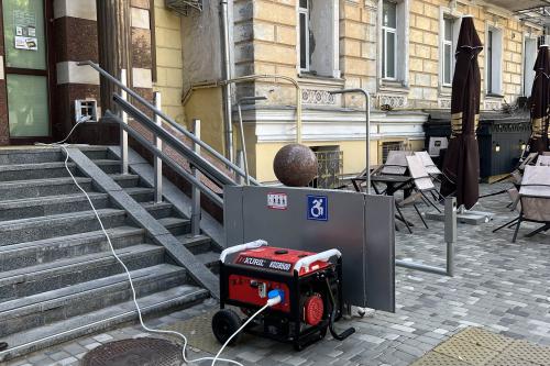 Stromgenerator vor einem Haus in Kiew