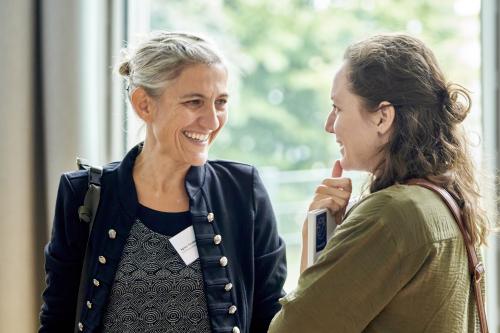 Eine Mitarbeiterin von Pro Peace im Gespr&auml;ch