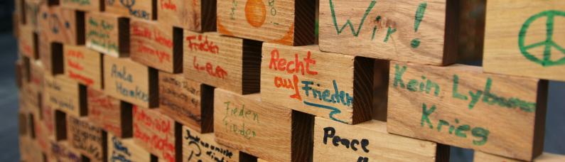 Friedensbotschaften auf Holz 2008