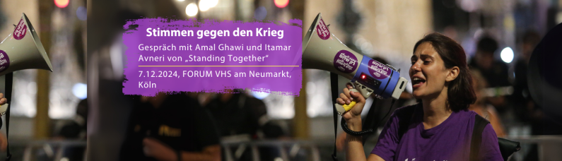 Frau von Standing Together mit Megaphone
