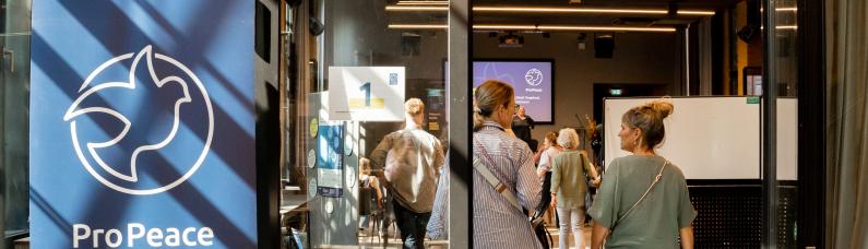 Zwei Frauen betreten den Veranstaltungsort.