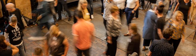 Menschen tauschen sich im Rahmen der Interkommunalen Fachtagung aus