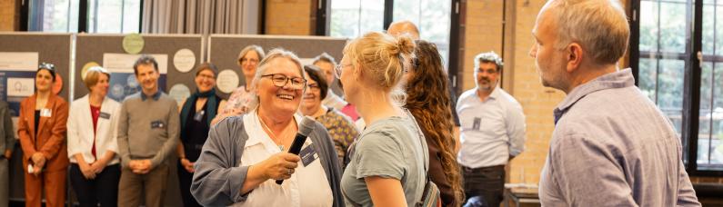 Beraterinnen der Kommunalen Konfliktberatung im Gespr&auml;ch