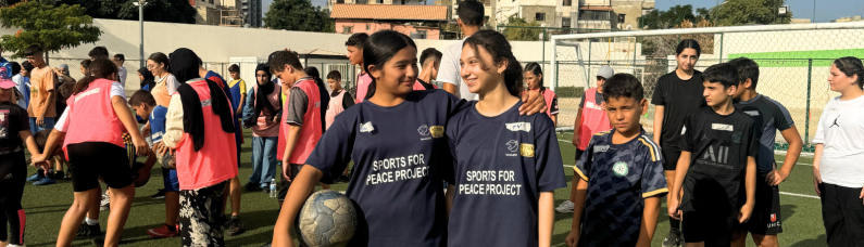 Zwei M&auml;dchen aus dem Libanon beim "Sports for Peace"-Training