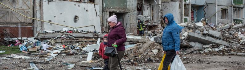 Zwei Frauen in einer zerst&ouml;rten Stadt in der Ukraine