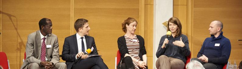 Katja Gürten (2.v.r.), ehem. Fachkraft des forumZFD, spricht auf dem EH-Danktag 2017 in Berlin