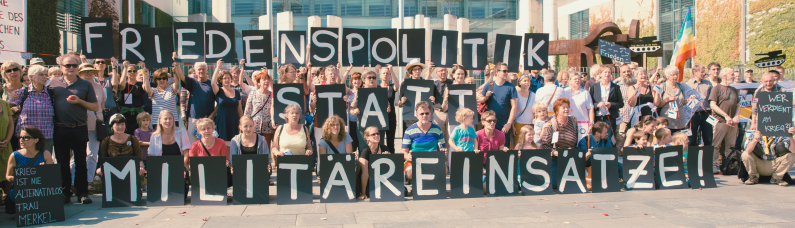 Die Aktion Friedensband vor dem Bundeskanzlerinamt im Sommer 2014