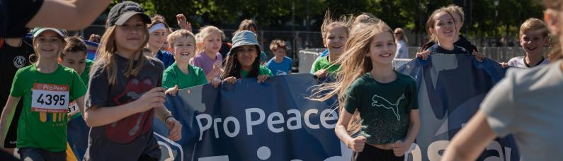 Kinder nehmen an einem Friedenslauf von Pro Peace teil.