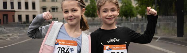 Zwei Schülerinnen beim Friedenslauf von Pro Peace Zwei Schülerinnen beim Friedenslauf des forumZFD
