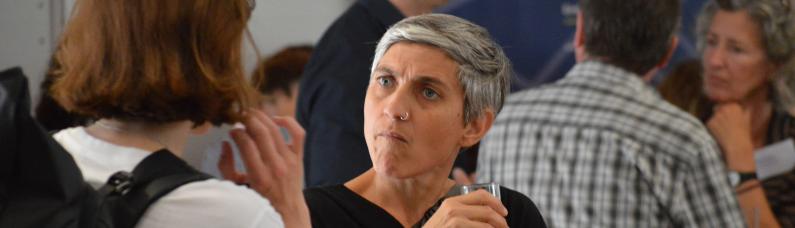 Teilnehmede der Interkommunalen Fachtagung 2023 im Gespr&auml;ch