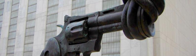 Das Bild zeigt die Skulptur „Non Violence“ vor dem UN-Hauptsitz in New York.