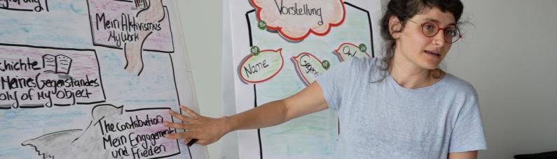 Dana Khamis vor einem Whiteboard