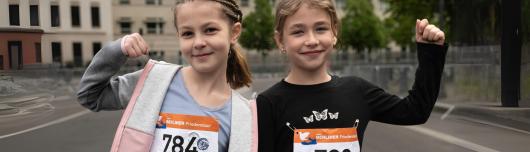 Zwei Sch&uuml;lerinnen beim Friedenslauf des forumZFD