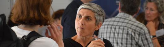 Teilnehmede der Interkommunalen Fachtagung 2023 im Gespr&auml;ch
