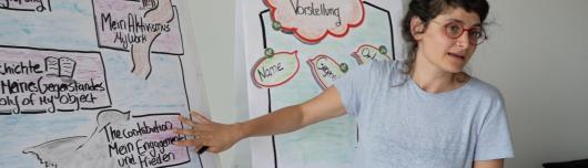 Dana Khamis vor einem Whiteboard