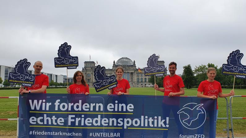 Banner vor dem Bundestag für #unteilbar