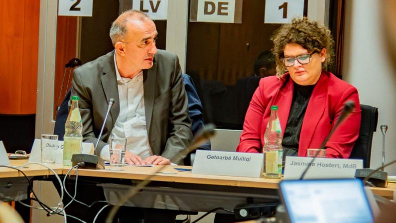 Getoarbë Mulliqi & Prof. Dr. Dinko Gruhonjic bei einer Diskussionsrunde im Deutschen Bundestag.