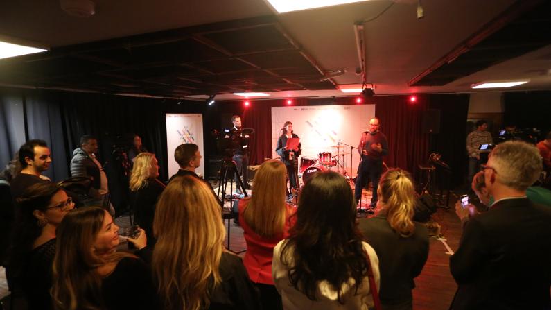 Teilnehmende beim serbisch-kosovarischen Kulturfestival „Mirëdita, Dobar Dan“ 2025 in Priština