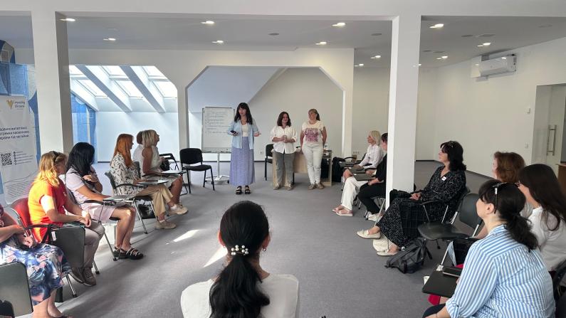 Teilnehmer*innen eines Workshops des Empathie-Projekts in Lviv h&ouml;ren der Leiterin zu.