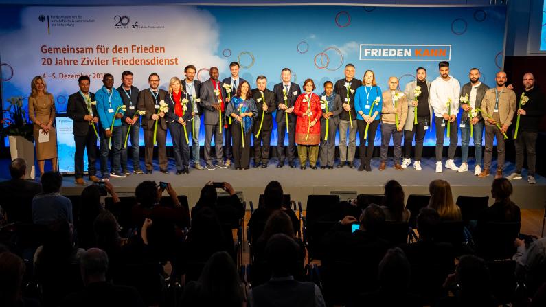 Gruppenfoto 20 Jahre ZFD Feier