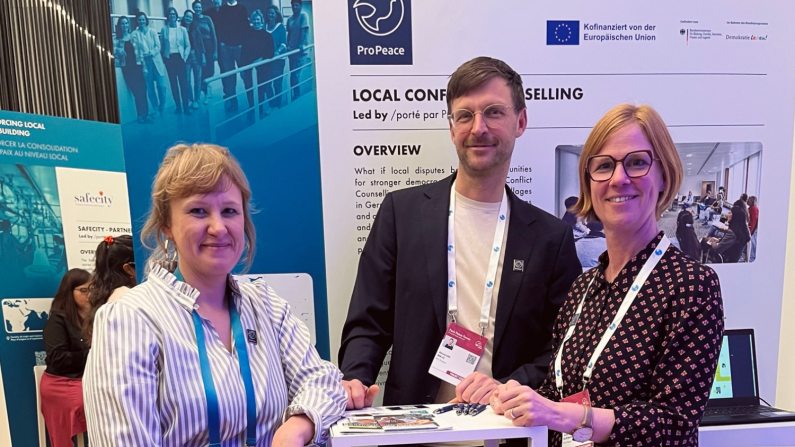 Imke Kerber, Alexander Mauz und Julia Burmann beim Paris Peace Forum 2025